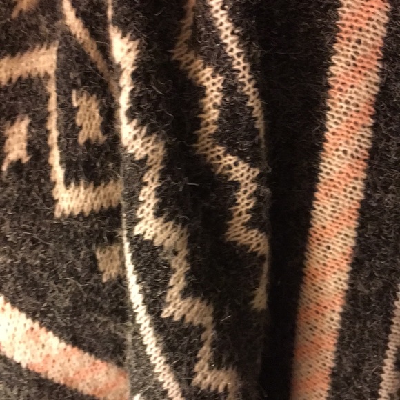 Light baby pink grey poncho - Picture 3 of 5